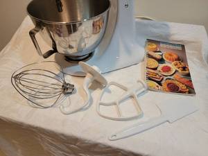 lot 36 image: Kitchen Aid White Stand Mixer