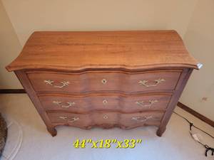 lot 46 image: Ethan Allen Country French Dresser