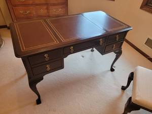 lot 29 image: Executive desk From Sligh Furniture