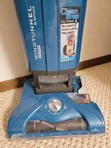 lot 107 image: Hoover Windtunnel T Series Upright Vacuum Cleaner & Cleaning Appliances