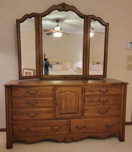 lot 11 image: Classic Ethan Allen Vanity Dresser
