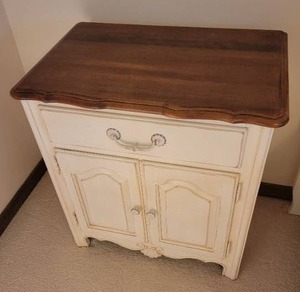 lot 10E image: Ethan Allen Country French Bedside Table A