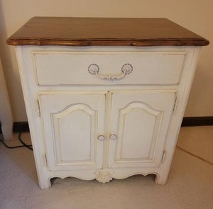 lot 10D image: Ethan Allen Country French Bedside Table B