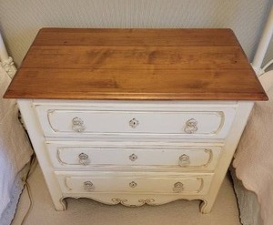 lot 10B image: Ethan Allen Country French Three Drawer Dresser