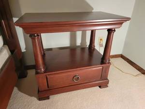 lot 6C image: Nichols & Stone Stunning Mahogany Bedside Table