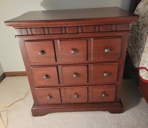 lot 6B image: Nichols & Stone Elegant Mahogany Bedside Table