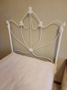 lot 65 image: Classic Iron Twin Bedframe B