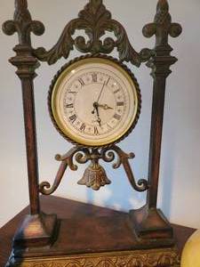lot 70 image: Mantel Clock & Decorative Accessories Collection