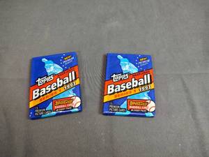 lot 10 image: 2 Unopened Packs of 1993 Topps MLB