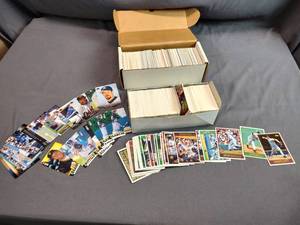lot 27 image: MLB Cards Mixed Lot