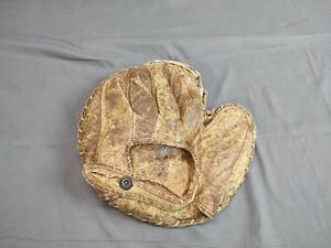 lot 37 image: Vintage Catchers  1st Baseman Glove