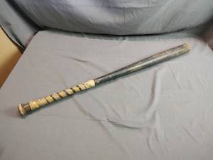 lot 38 image: Vintage Slasher No. 200 Wood Bat