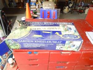 Yard works garden kneeler. Seat looks nearly new. As shown.