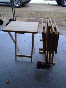 Qty of 4 maple tv trays with stand. Nice shape. As shown.