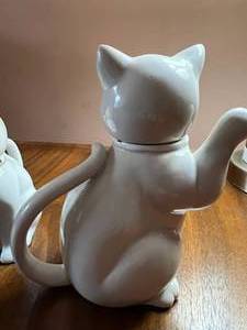 lot 13 image: Lot of 2 Cat Tea Pots