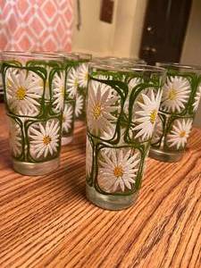 lot 23 image: Vintage Daisy Drinking Glasses