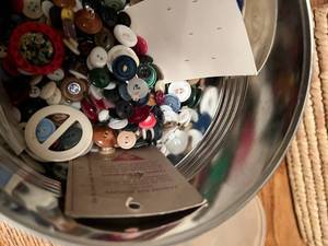 lot 25 image: Lot of Buttons