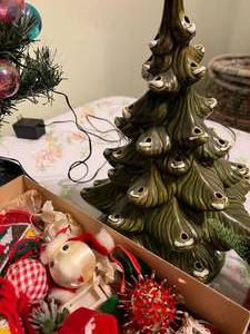 lot 37 image: Lot of Vintage Christmas Decorations