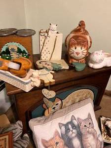 lot 40 image: Lot of Cat Decorations & Cookie Jar