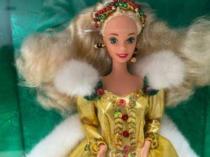lot 36 image: Happy Holiday Special Edition 1994 Barbie - New in Box