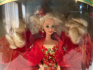 lot 48 image: 1993 Happy Holidays Barbie Special Edition