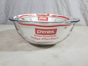 lot 35 image: New Pyrex 3 Piece Glass Mixing Bowl Set