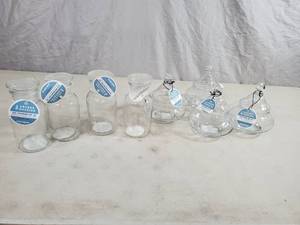 lot 84 image: 8 New Anchor Hocking Apothecary and Pagoda Glass Jars with Lids