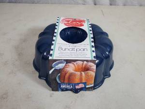 lot 101 image: New Nordic Ware Bundt Pan