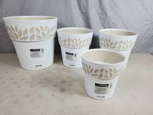 lot 112 image: 4 New Deroma Planter Pots