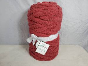 lot 116 image: New Posh Home Throw