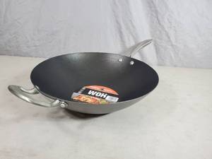 lot 128 image: New Nordic Ware Large Wok