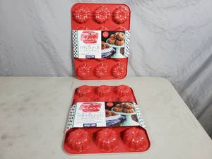 lot 132 image: 2 New Nordic Ware Mini Bundt Muffin and Brownie Pans