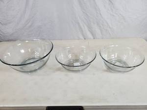 lot 176 image: 3 Anchor Hocking Glass Bowls