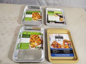 lot 193 image: 4 New Nordic Ware Compact Pans