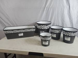 lot 205 image: 5 New Deroma Leaf Planters  Pots