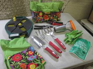 lot 359 image: (F-0) HydroHose and Garden Tools Et...