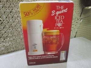 lot 334 image: (F-0) The 3 Quart Iced Tea Pot by M...