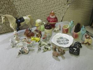 lot 7 image: (F-3) Assorted Vintage Ceramic Figu...