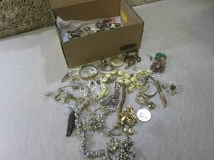 lot 11 image: (EC1) Assorted Vintage Jewelry Etc ...