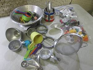 lot 13 image: (F-3) Assorted Kitchen Items Some V...
