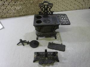 lot 20 image: (FS) Vintage Cast Iron Mini Stove w...