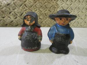 lot 23 image: (CNTR) Vintage Metal Salt & Pepper ...