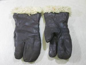 lot 37 image: (BS) Pair Vintage US Navy GlovesMi...