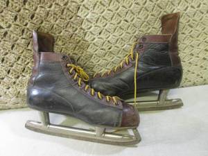 lot 48 image: (BSB) Vintage Leaher Ice Skates...