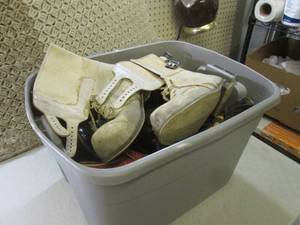 lot 51 image: (EW3) Tote Full of Assorted Boots a...