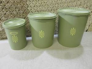 lot 92 image: (EC1) Tupperware Canisters...