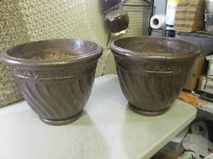 lot 95 image: (EW4) 2 Large Planters 18 x 14 12...