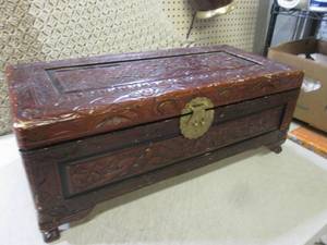 lot 118 image: (EC1) Vintage Wood Hand Carved Ches...