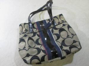 lot 124 image: (BSB) Coach Purse Used...