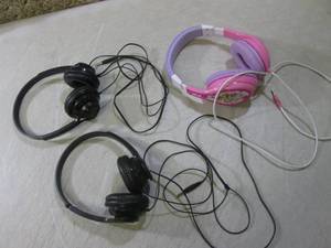 lot 127 image: (BSB) 3 Sets of Headphones...